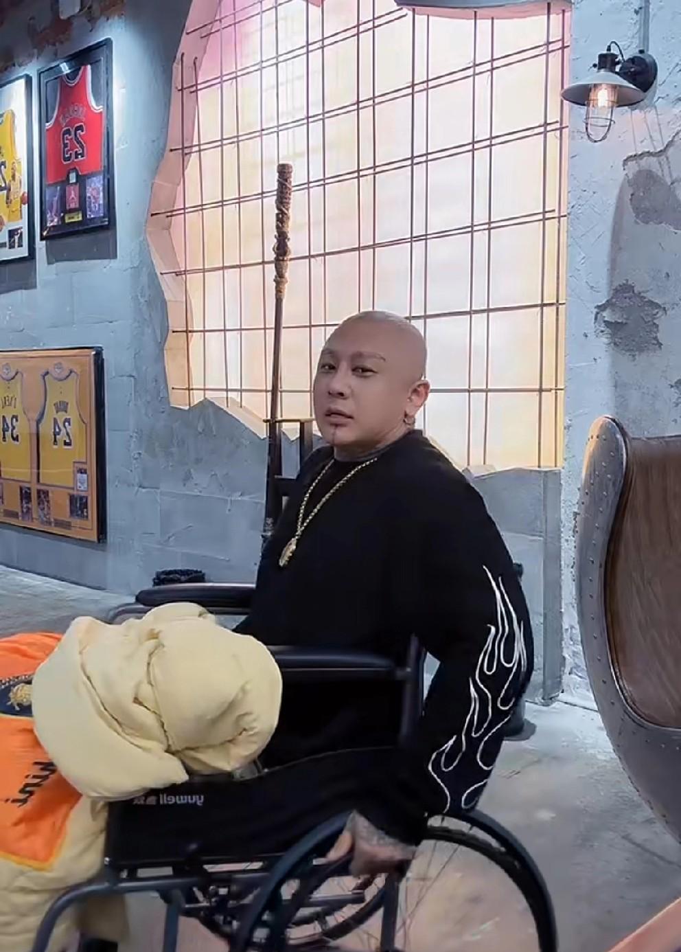 方丈“身残志坚”回应停播，脚崴尿裤子了！
           我说我腿走走路崴