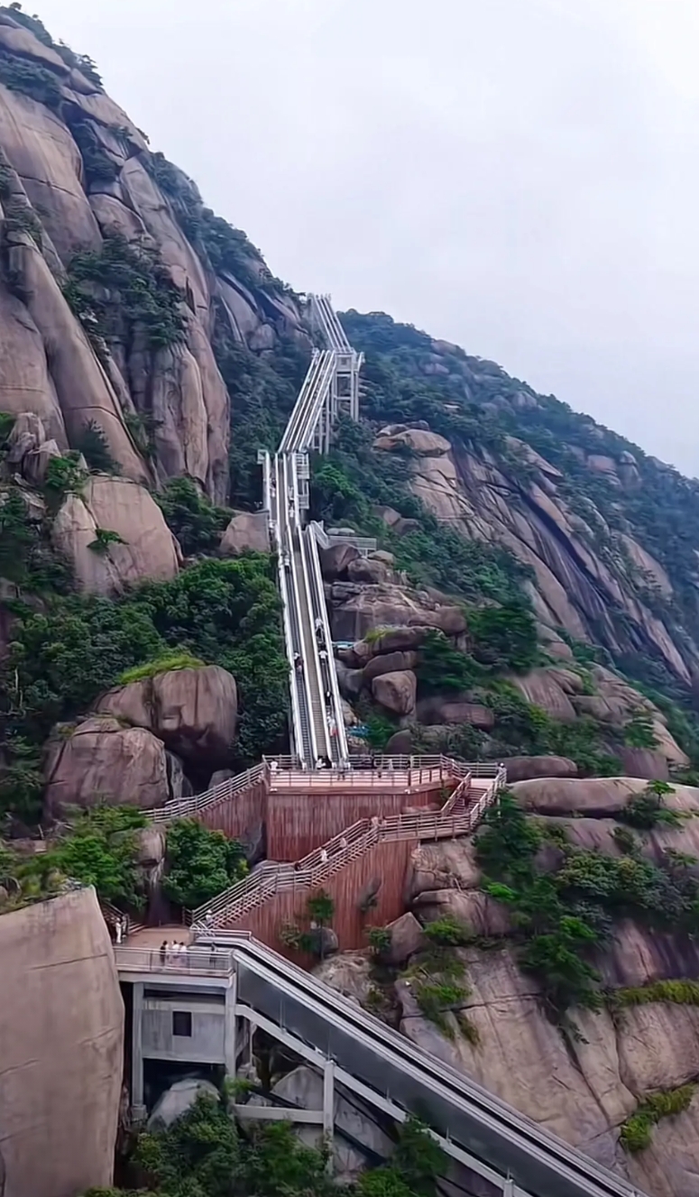 这已经失去登山的意义了！

记得当年都江堰申请世界文化遗产已经装好的索道都拆除了