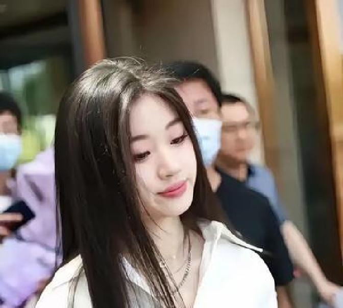 这年头有些歌真是让人看不懂，一首叫《跳楼机》的歌，歌词里净是些“可能是我贱吧”这