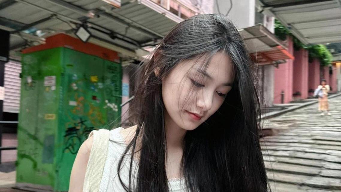 25岁女性选择与45岁富有男士结婚，并认为对方魅力十足，是明智之选