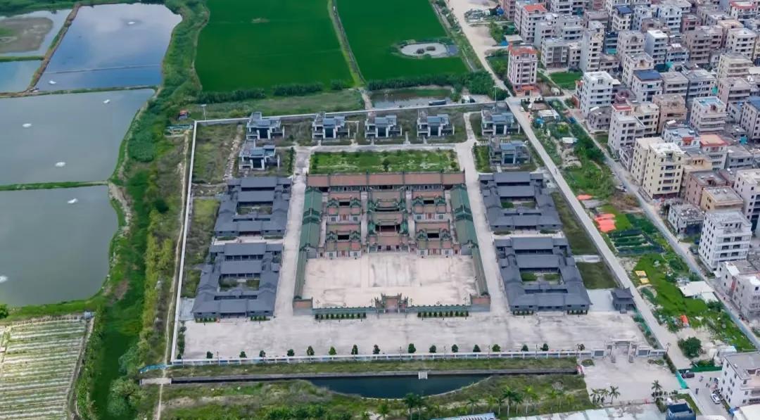 关于耗资上亿元的豪宅‘英之园”一夜之间被拆除，我有以下3点疑问：
1、为什么拆除