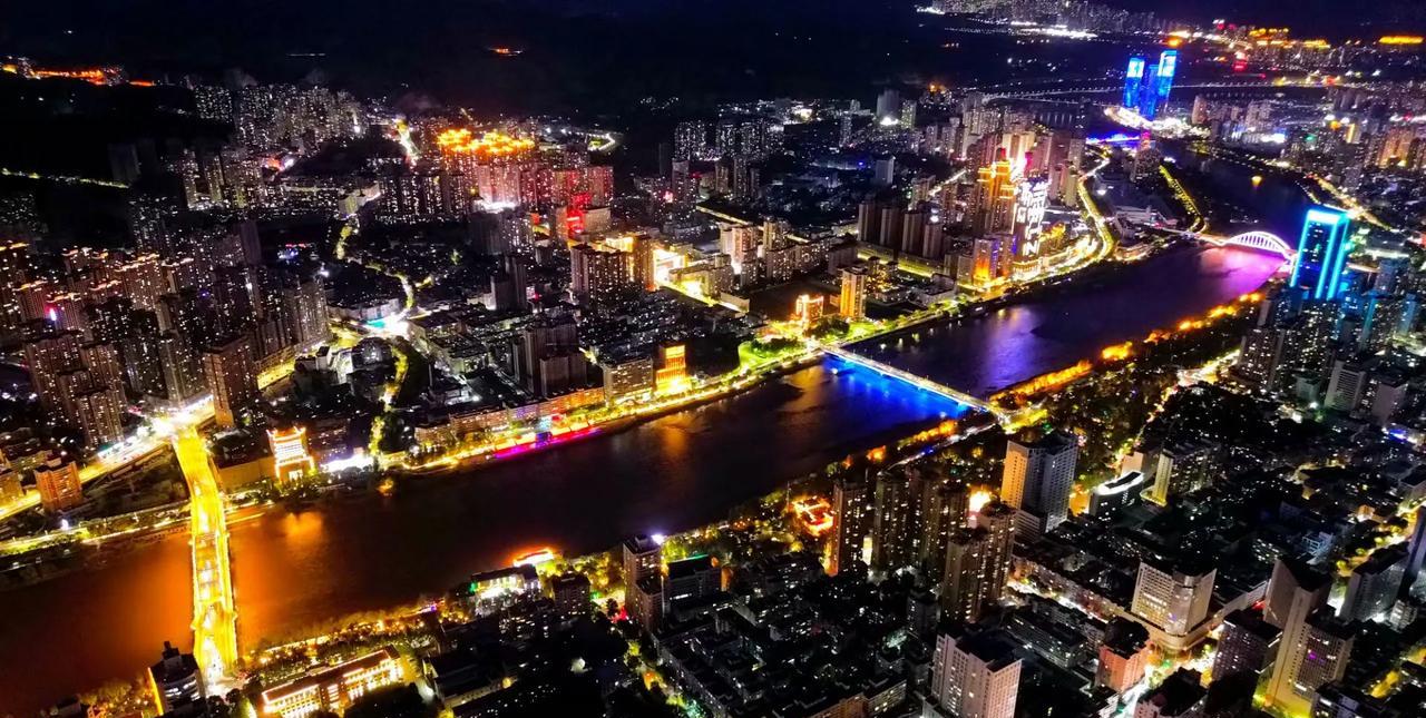 兰州的夜景，美得让你睡不着觉！刚刚在韩征同学的朋友圈看到，他用无人机拍摄的兰州夜