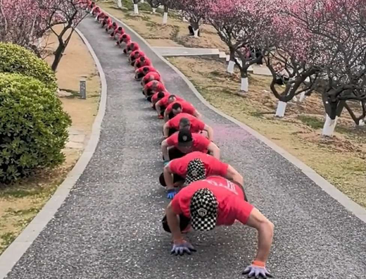 这些人是不是退休后太闲了？