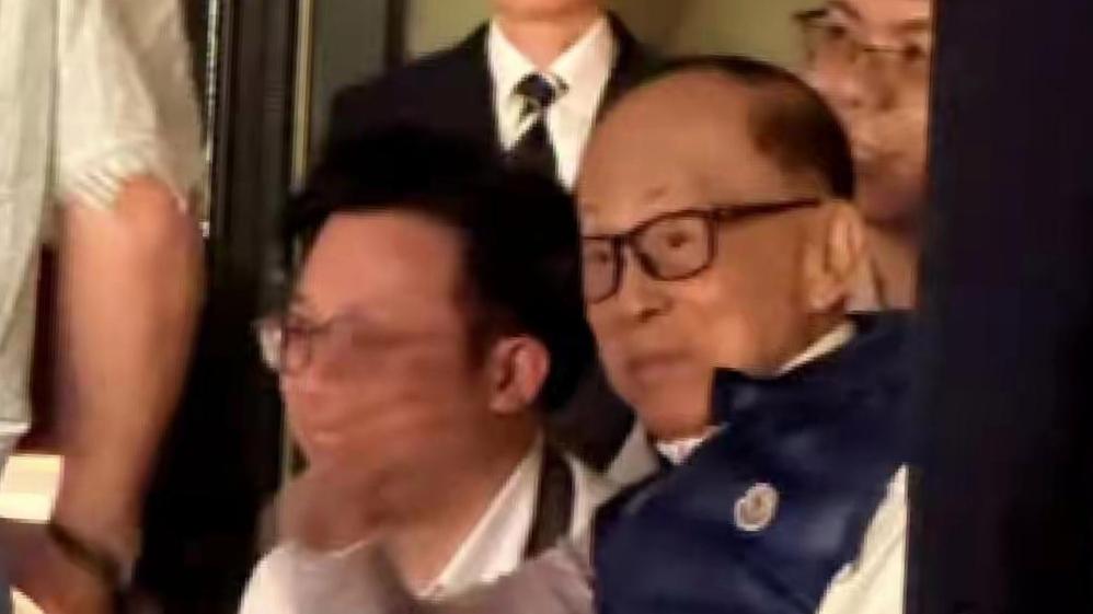 96岁李嘉诚化身追星boy突袭五月天演唱会！网友：这是最贵的VIP