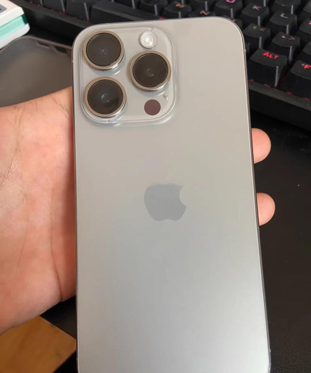 苹果怎么就放弃钛金属了...
据说马上要登场的iPhone 17 Pro系列要放