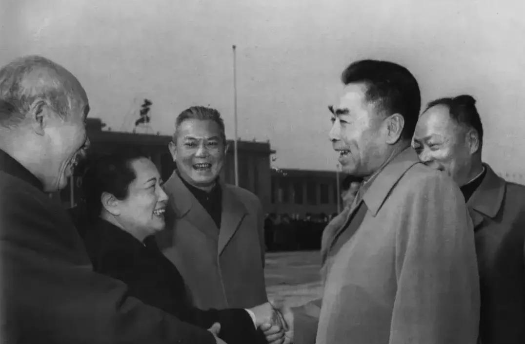 1960年4月13日，周总理，陈毅等乘专机前往缅甸、印度、尼泊尔进行友好访问。在