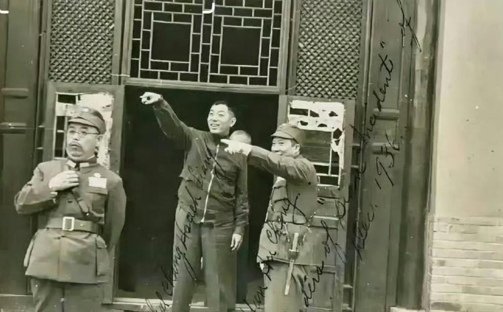 1935年，西安，执行“兵谏”前的张学良与杨虎城的合影照片，镜头中的张学良穿着西