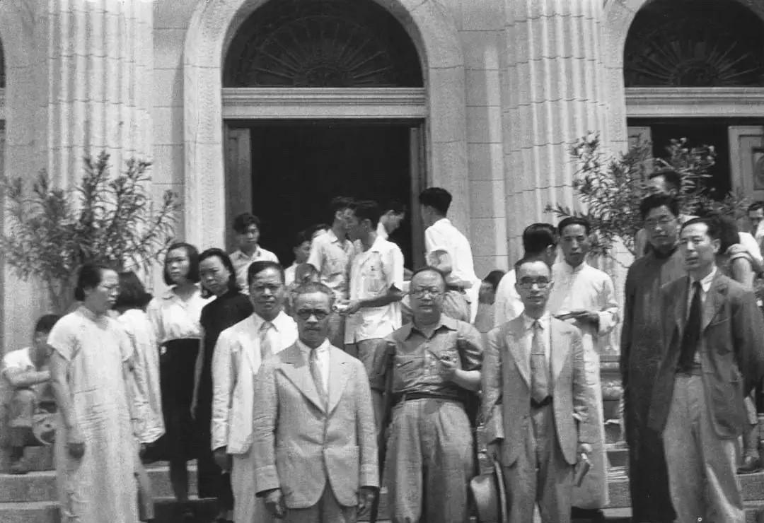 1947年7月20日，参加“闻一多死难周年纪念会”后，部分教师在清华大学礼堂前合