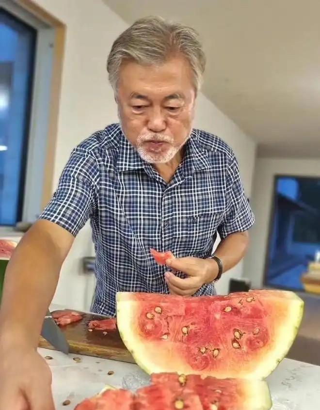 这个品相的西瓜，韩国人都不舍得扔？据说韩国一个西瓜要卖到100多元，为什么中国这