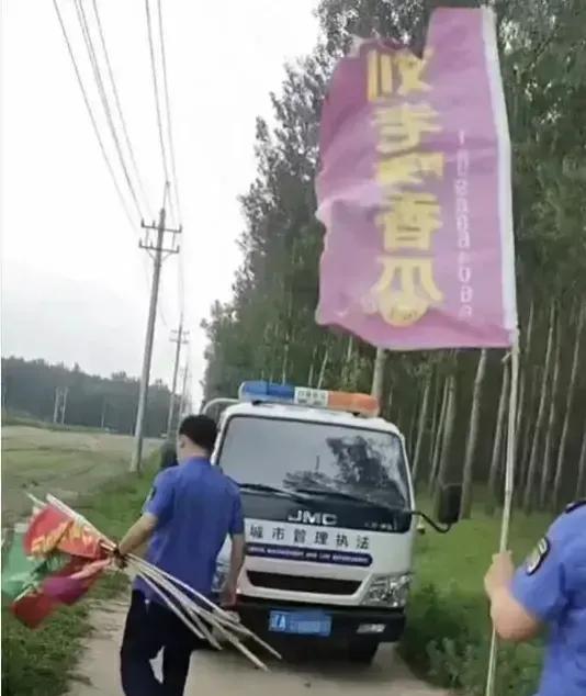 城管突然闯入甜瓜地执法，没想到第一件事竟然是收缴插在田边的彩旗！
七月的午后，镇