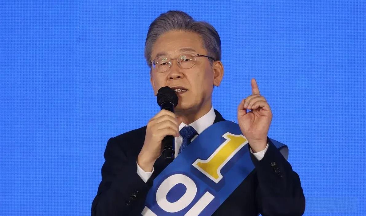 李在明“天将降大任于是人也”
在当选总统之后，李在明也发表了要尽快启跟朝鲜对话，