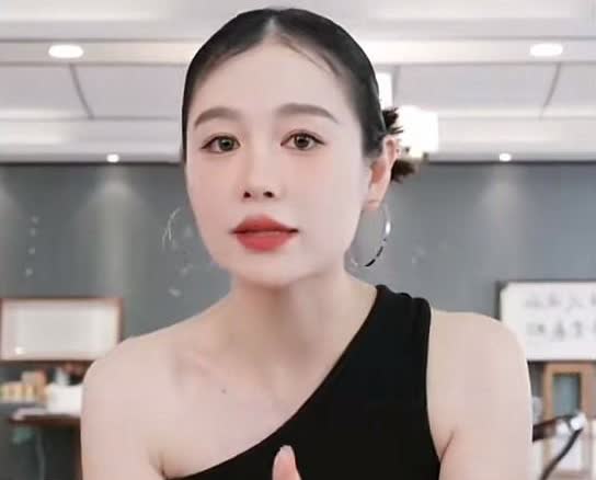 这个女人真不简单！
小杨哥到目前为止依旧关在小黑屋，七老板已经直接上线带货了。