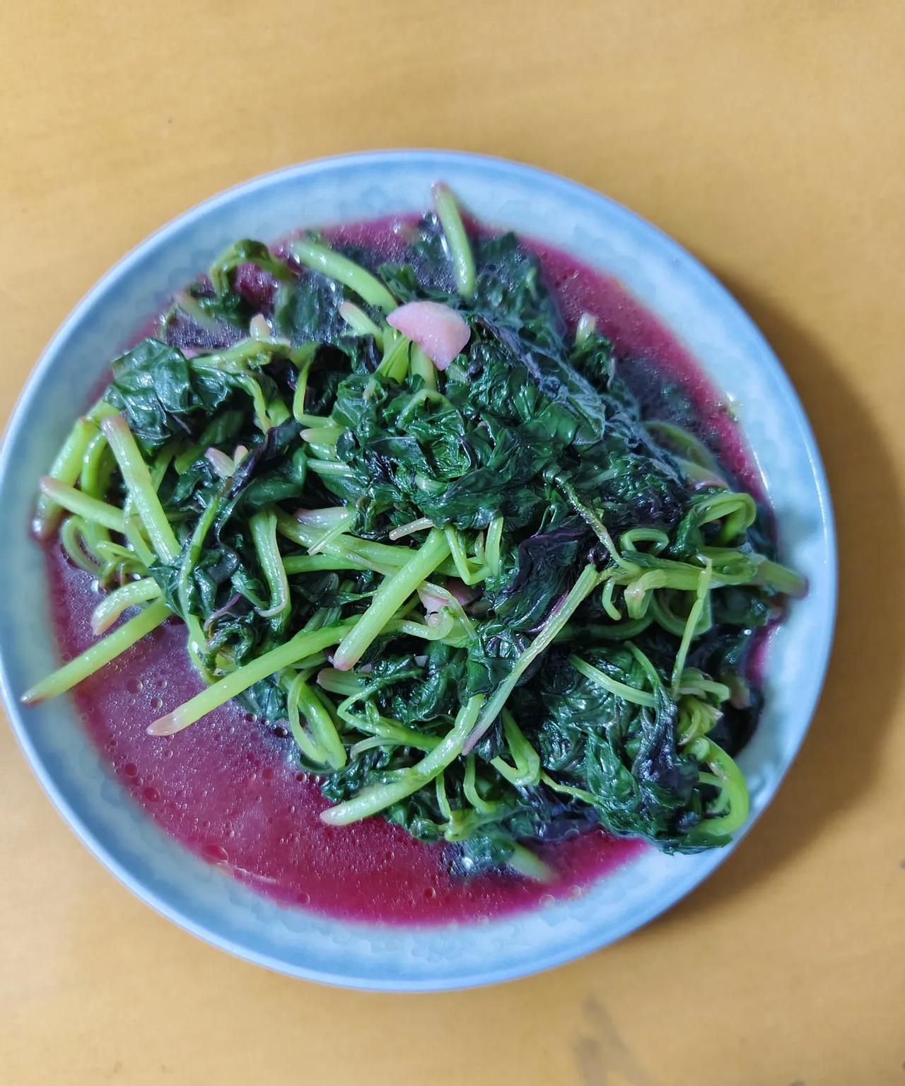 除了浙江地区，我没有见过其他省份的朋友有吃这种菜的。
这种菜叫红苋菜，春夏季节大