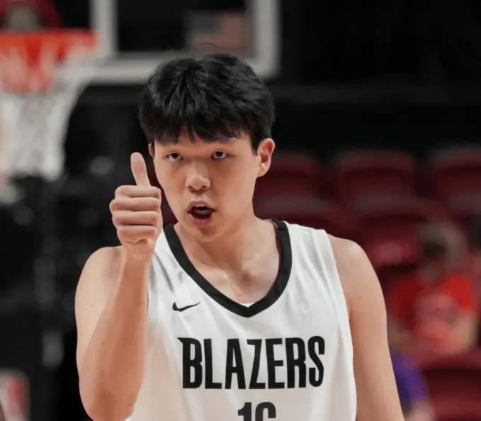 #杨瀚森# 游戏NBA2K主管罗尼拜访杨瀚森，并让杨瀚森亲自揭晓其能力值：70！