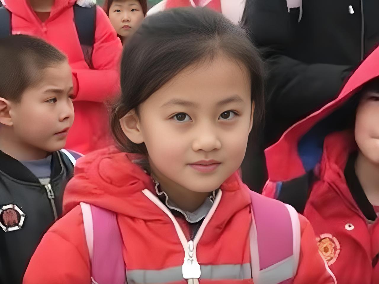照片里这个漂亮可爱的小女孩，名叫铁嘉欣，7岁那年，她因为一段只有6秒的视频爆红全