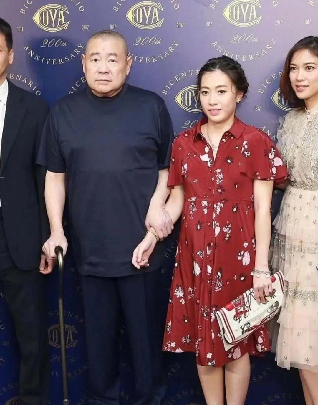 这个男人真是不枉此生哟。
