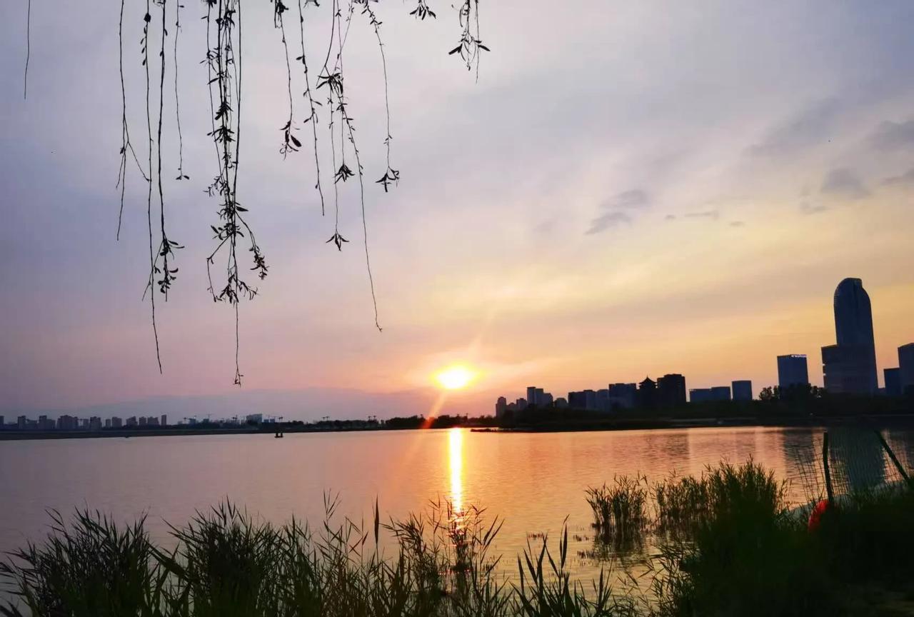 #上联：柳借春风舞青丝；诚邀下联#
上联：柳借春风舞青丝
下联:   桃赊晓露匀