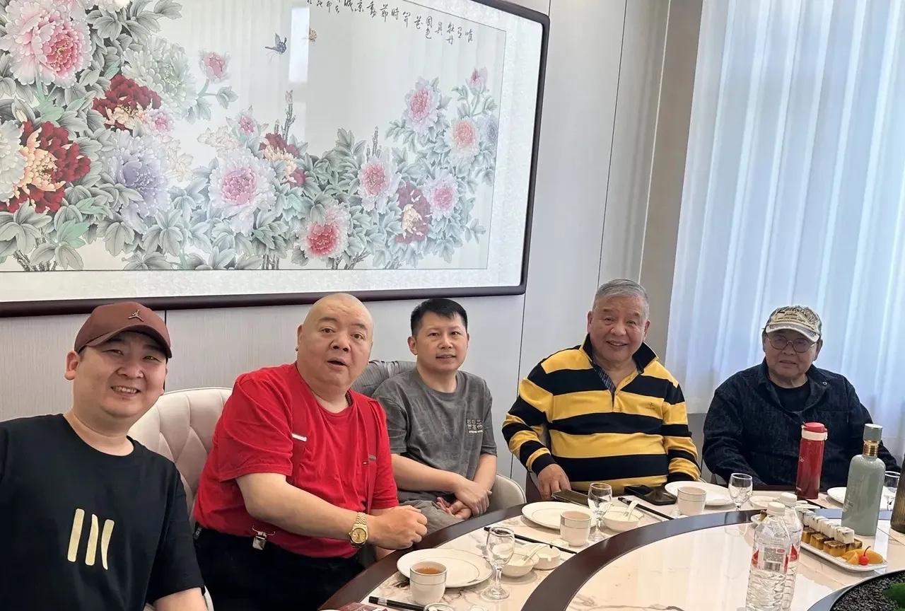 有谁知道这几位实力派演员，桌子上喝的是什么酒