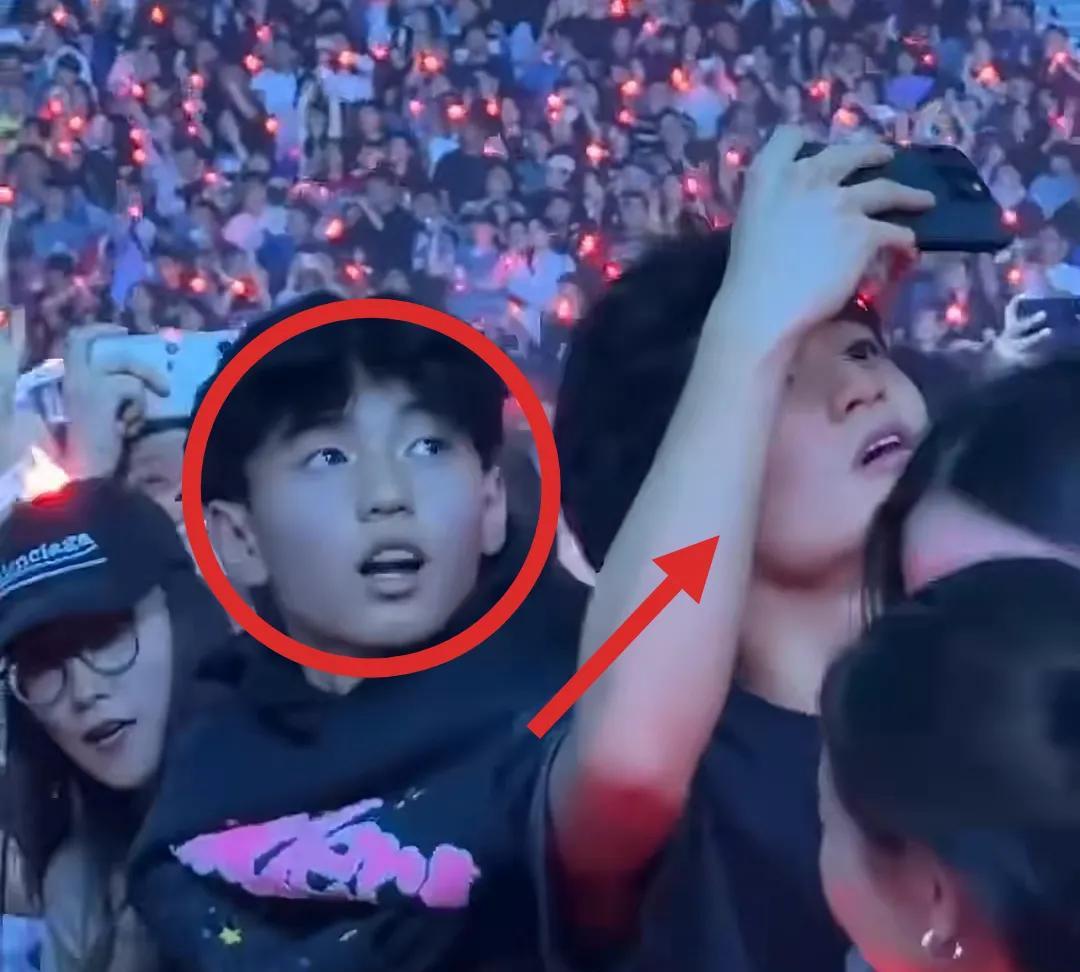 王菲有点尴尬了！
不是因为谢霆锋在演唱会上对她示爱，
也不是因为张柏芝最近的动态