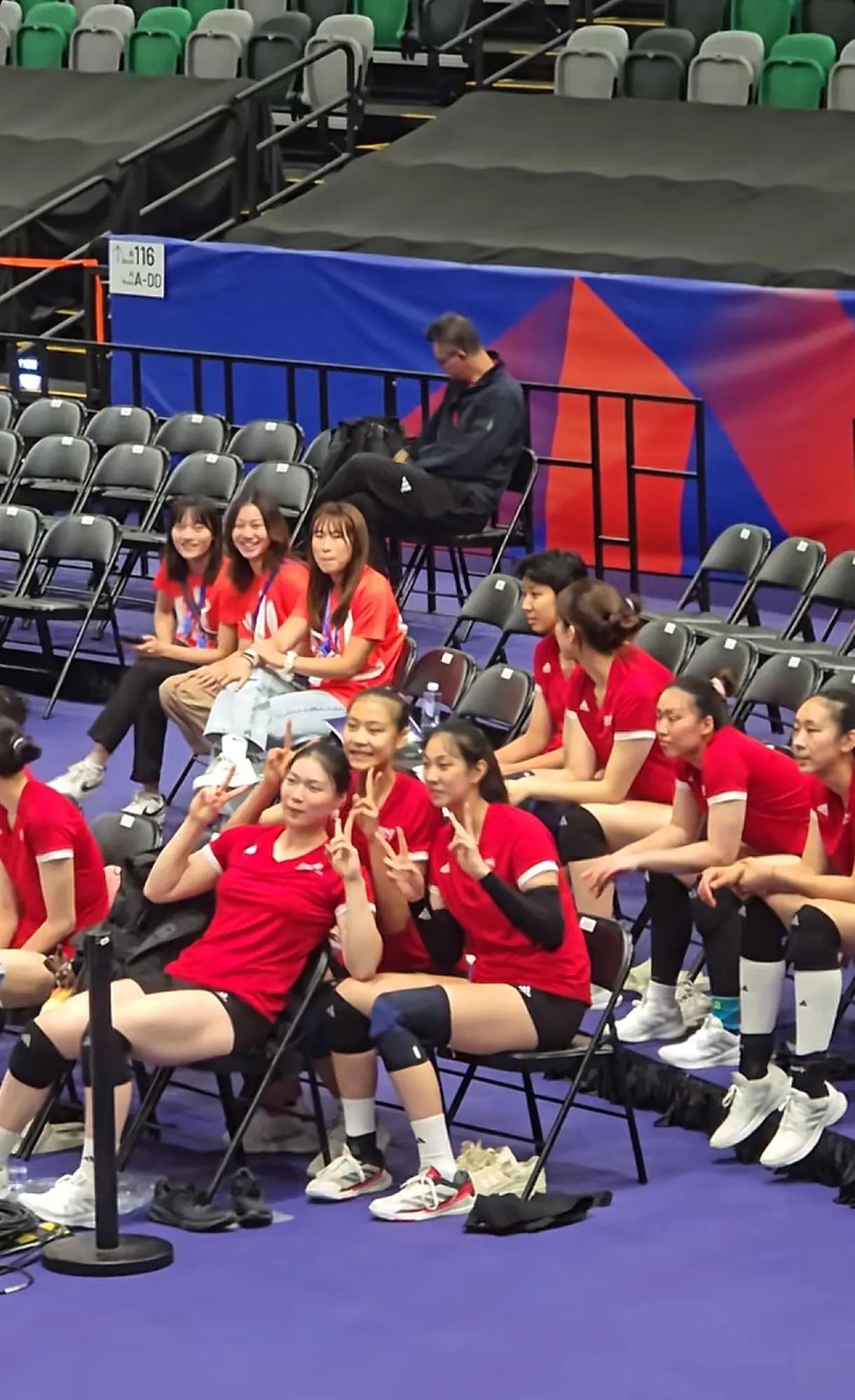 中国女排年轻球员的“闺蜜团”。这些年轻队员在一起集训比赛的时间还不足2个月，从彼
