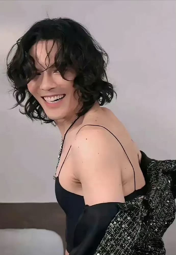 向佐不仅直播穿女装
还给自己取了“向朵花”
这哥们之前不是爱好武术吗？怎么突然就