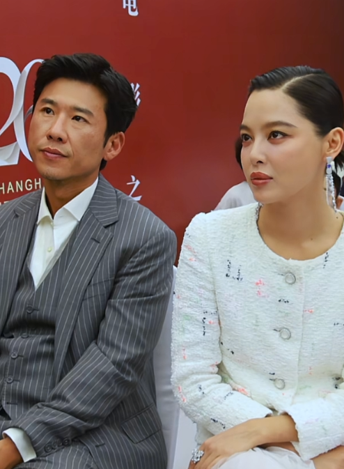 大哥，你身边是辛芷蕾啊？你这表情，怎么有一种坐怀不乱的感觉

从演三生三世十里桃