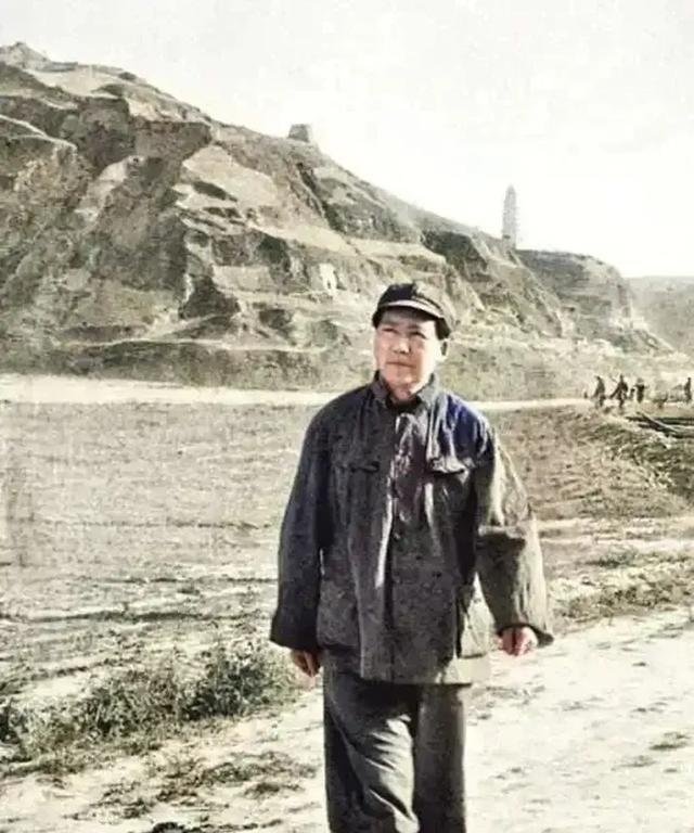 1943年，毛主席在延安地头散步的照片，他的衣服真旧，看起来就像一个农民伯伯。