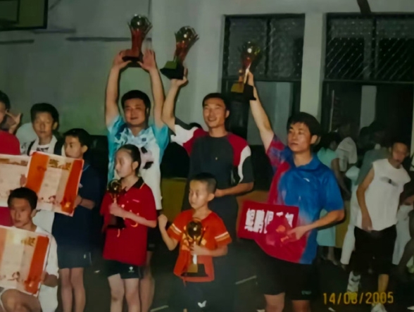 2005年的王楚钦就是这个小鼻嘎长大了，25岁领军中国男乒，怎么能这么棒