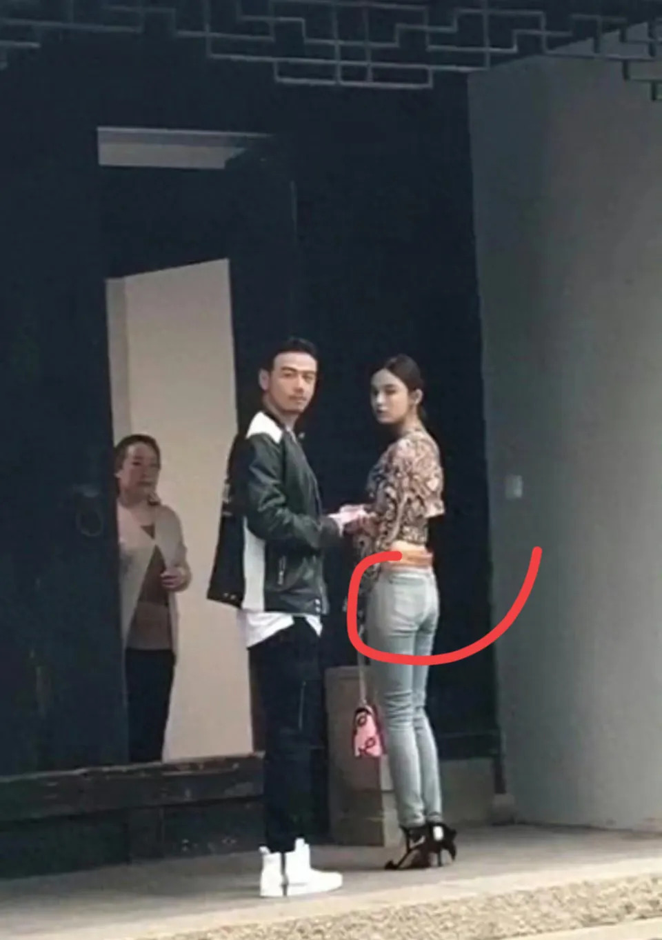 娜扎被嘲身材前后不一











什么情况？女明星古力娜扎的路人照被网