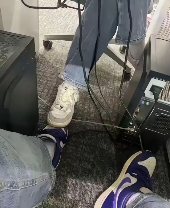 女同事上班一直踩我，啥意思