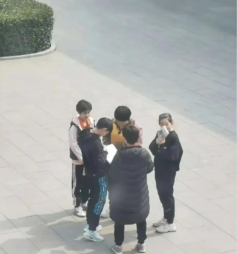刷到莎莎以前被球迷围堵签名的旧照，笑到拍桌又疯狂心动！
莎莎真的把“反差萌”玩明