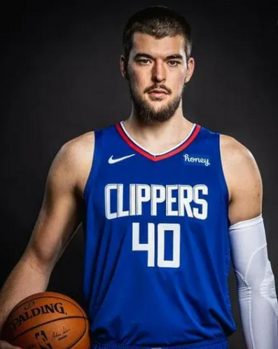 祖巴茨最大的问题都不是进攻端而是防守端
上赛季防守策略：哈登鲍威尔两个弱环面对持