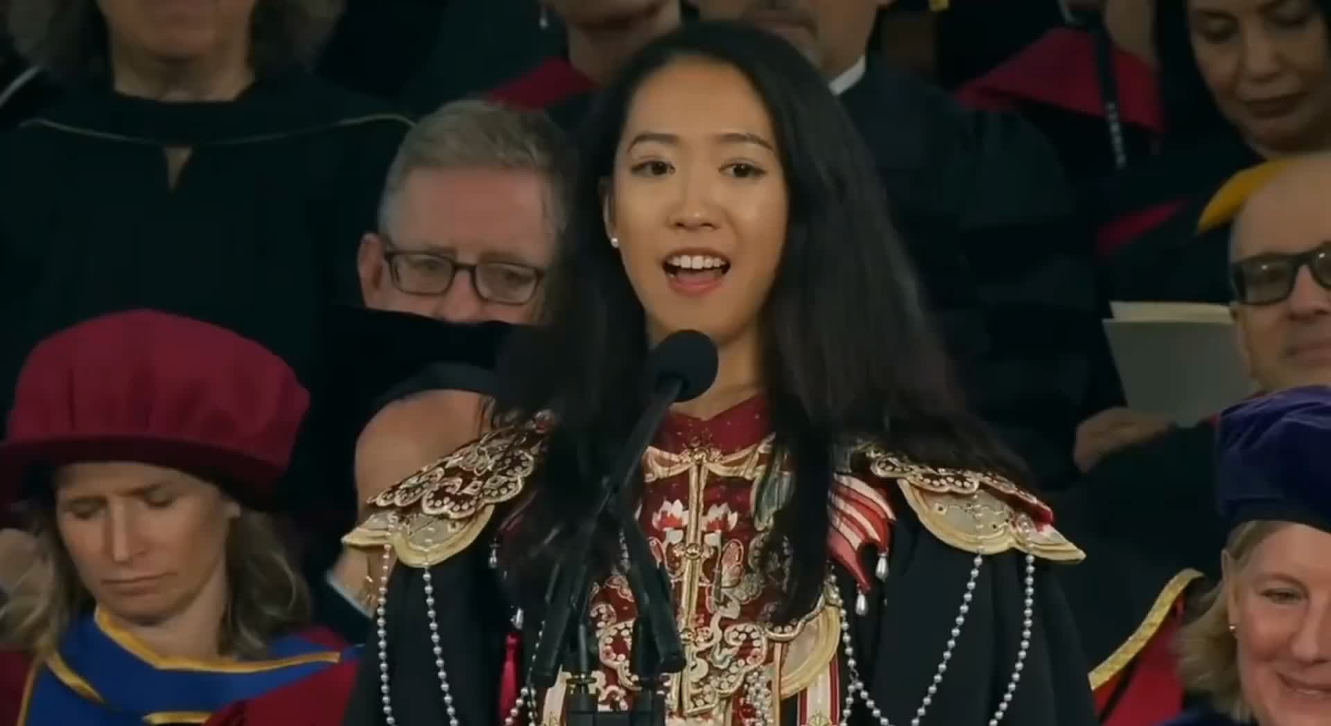 那个哈佛女孩儿在毕业典礼上号接受采访时侃侃而谈，大讲什么“人类兴衰是共同的”…结