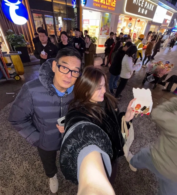 知名港星携女儿到湖南吃路边摊！23岁爱女美貌出众，在英国读戏剧
3月21日，TV