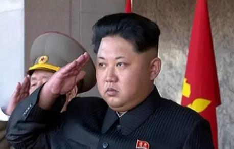 金正恩，连夜赶往中国。
朝鲜领导人金正恩（Kim Jong Un）1日搭乘火车离
