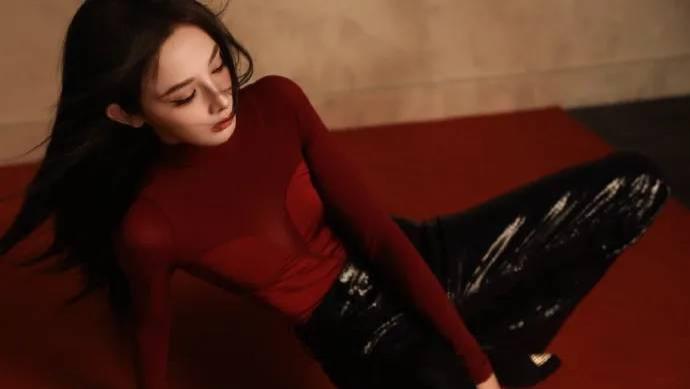 彭小苒拍的新杂志好红好美好喜庆！网友：新年鸿运壁纸