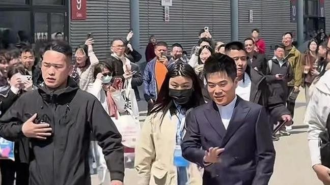 上海一天，董宇辉和全红婵待遇差别大，一个被挤扁，一个保镖护送