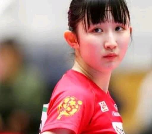 在日本本土，早田希娜和张本美和挥汗如雨，竞争八强的位置。目前早田2:1领先。
