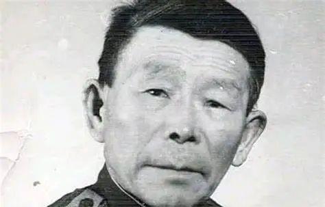 1941年，一个40岁的木匠加入了苏联红军。谁都没想到，这个身材矮小只能帮护士打