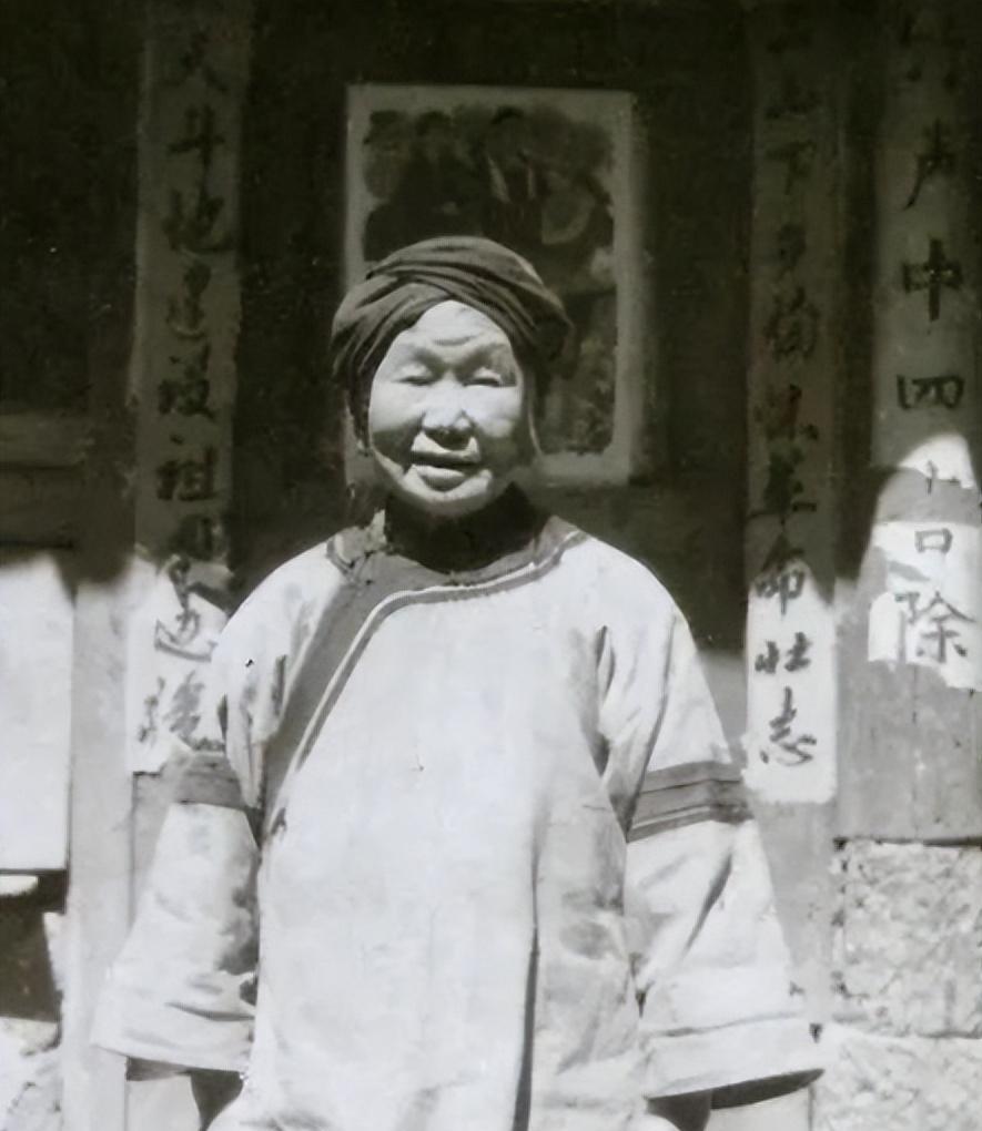 1943年几个日伪军怀疑一女乞丐是地下党，就要检查她，突然女乞丐从包裹里拿出一物