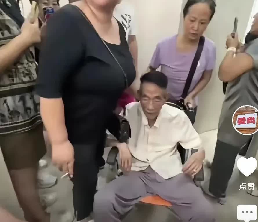 去世前几个小时仍在辛勤工作的杨少华艺术家！
说句难听的，都已经显现死人相了，他