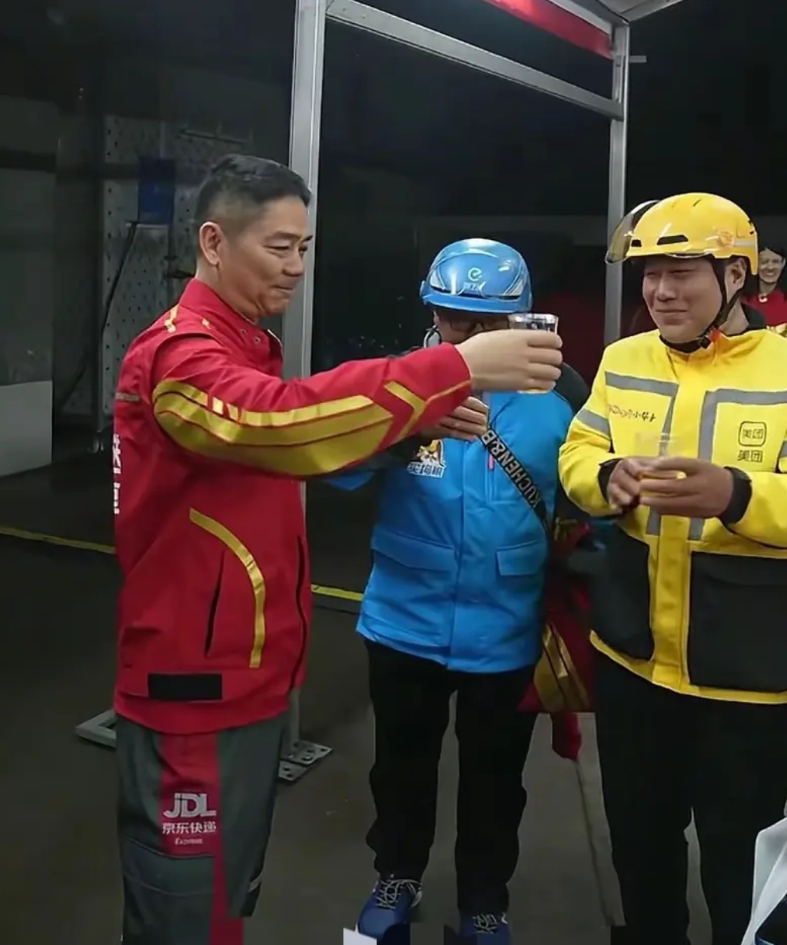 哈哈，两个憨态可掬的“显眼包”，此时还没意识到问题的严肃性，经过这次全网高频曝光