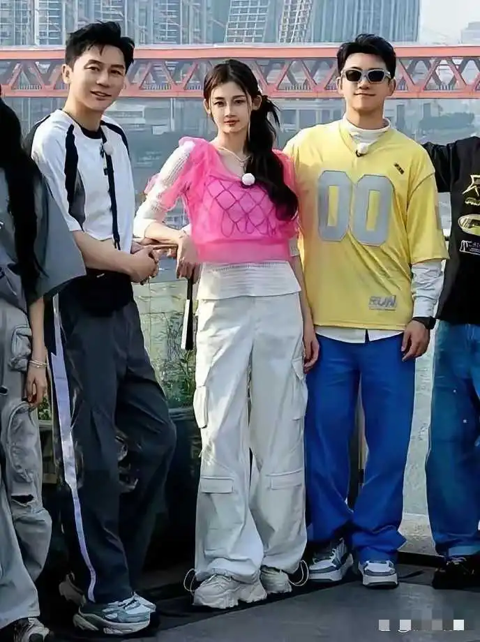 李晨晒跑男合照，网友热议：原来郑恺老婆苗苗才是颜值天花板！

