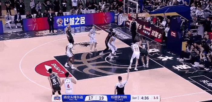新疆内线真的抢不过，法尔一抢四不讲理
这一球，新疆内线没有李彦哲这个高度，即使四
