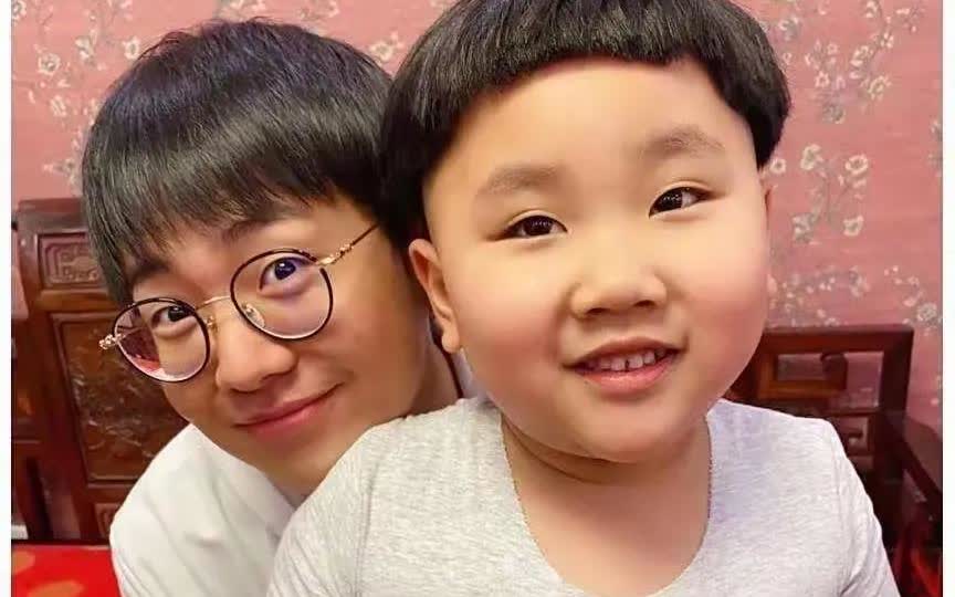 郭德纲的两位公子真是一点没有遗传老郭的基因，外貌都像自己的妈了！
都说生女像家