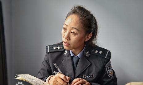 1998年，内蒙一女子自家商店被盗，女子通过足迹跟踪到盗贼，该女子被破格聘请到一