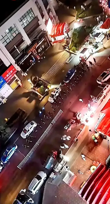 贵阳某小区爆发激烈冲突！小区车库保安和业主有肢体接触！现场还是相当混乱的，有人被