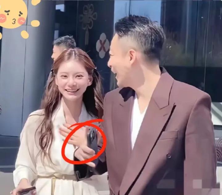 马筱梅被黑后
湾湾老妈妈没了以往的风光
不再发文秀女婿
只是偷偷换了张头像
似乎