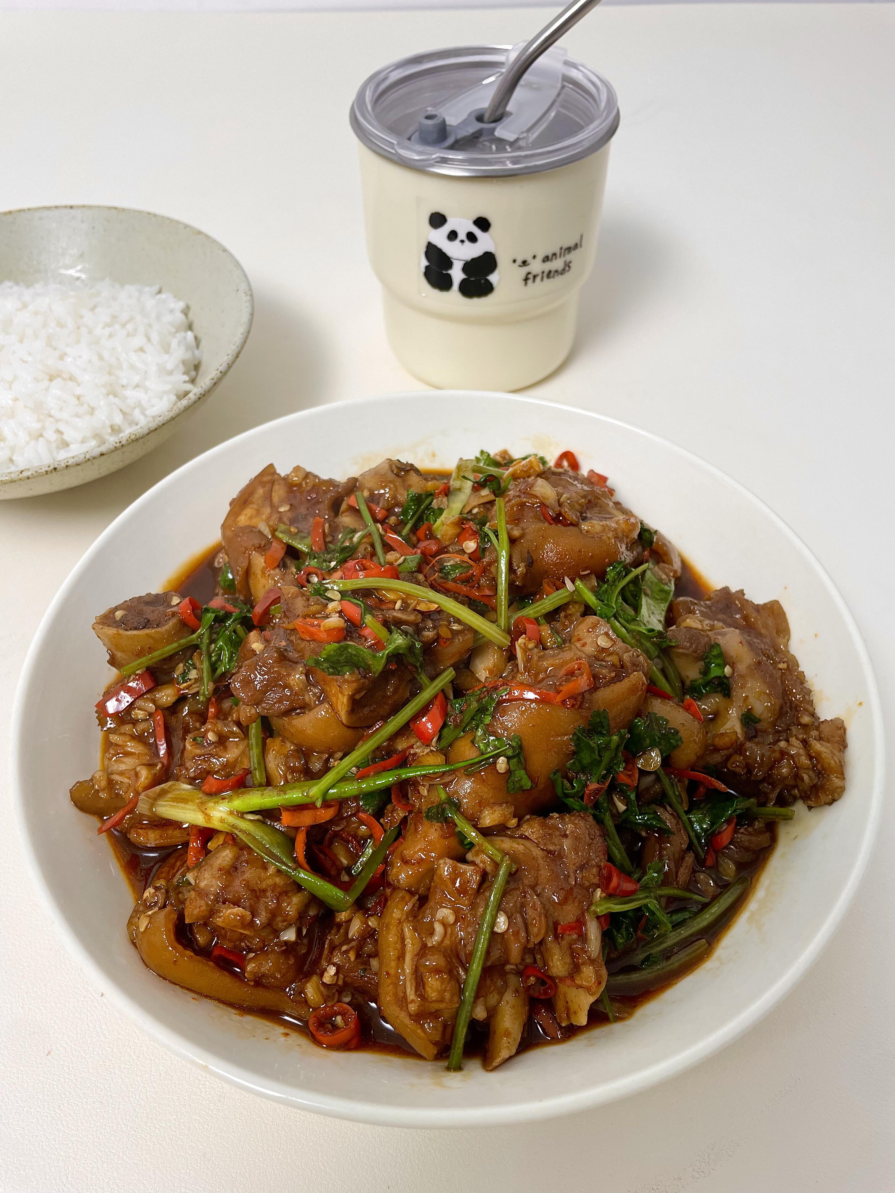 请大家谨记这个猪蹄的做法 太太太好吃了啊
辣炒猪蹄（图片附教程）
	
香香辣辣，