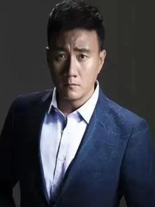 任达华聊起胡军当年的“香港传说”直接笑到拍大腿！

拍《无间道2》时，胡军穿着定